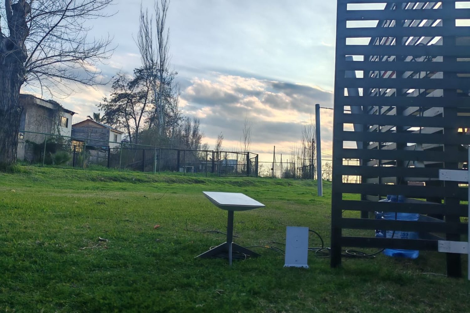 Antena satelital instalada en evento
