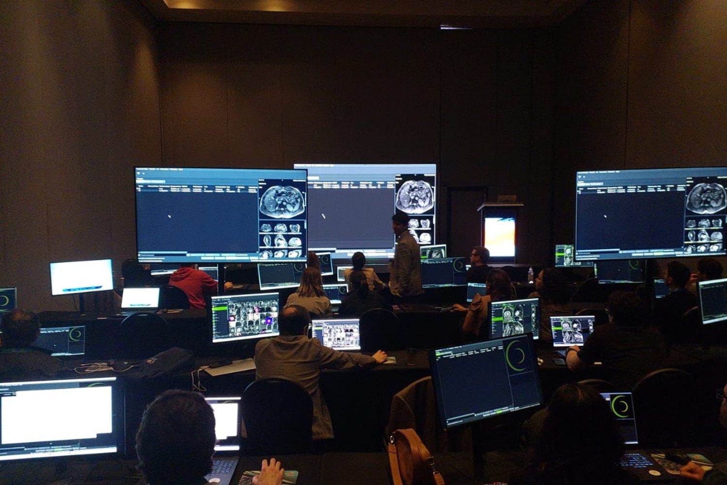 Congreso con computadores y pantallas arrendados por Alfacom