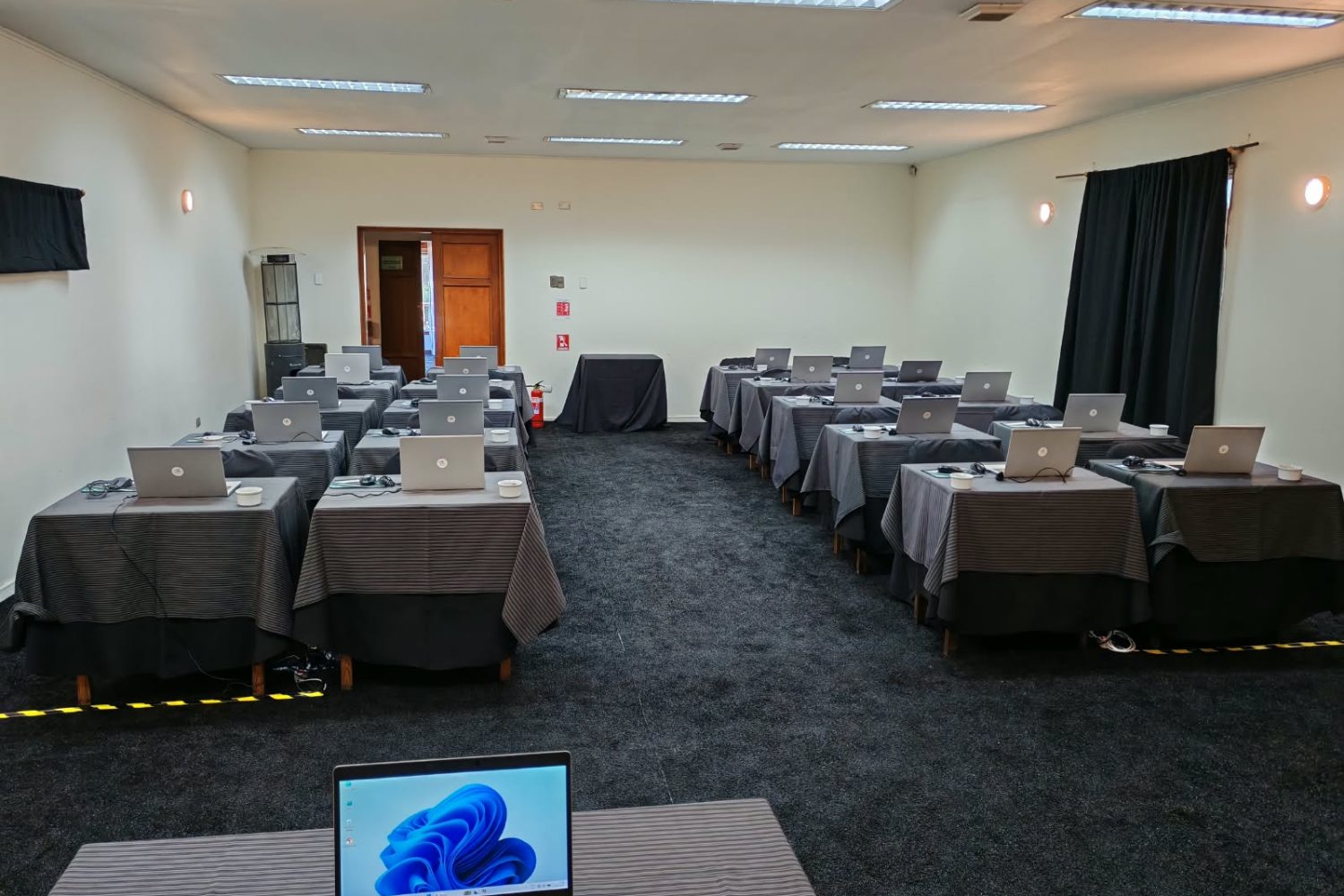 Sala de curso con MacBook arrendados por Alfacom