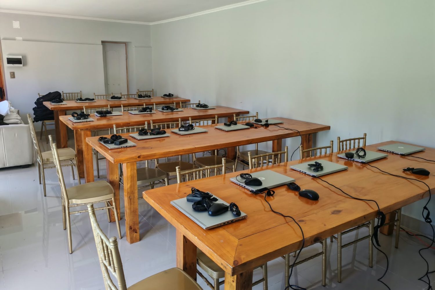Mesas de trabajo con notebooks arrendados por Alfacom