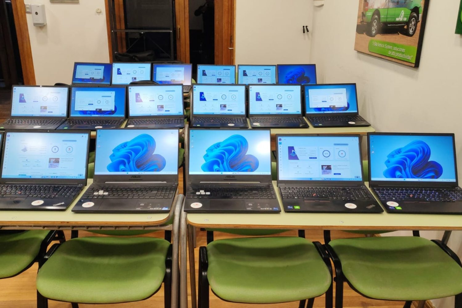 Sala de capacitación con notebooks arrendados por Alfacom