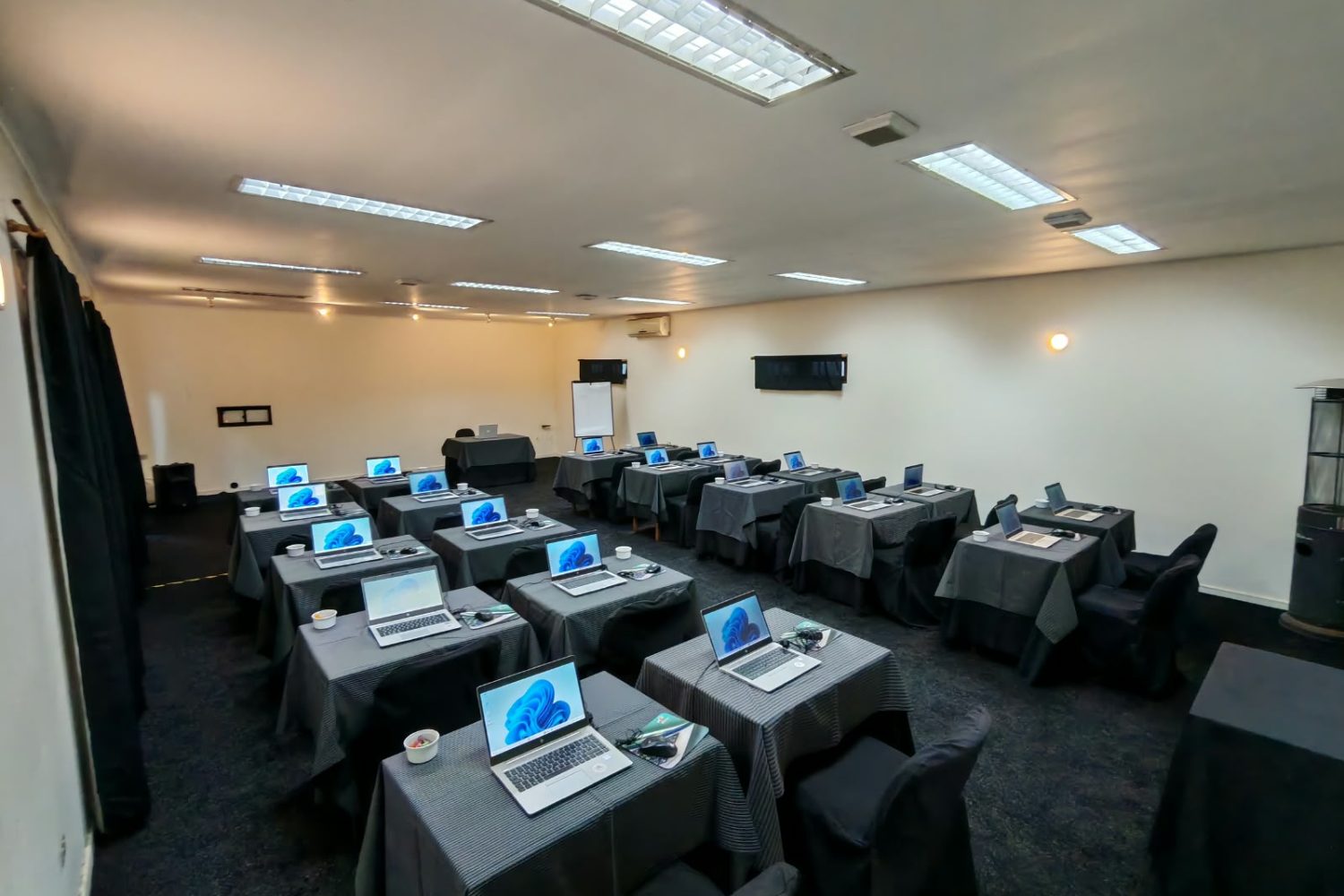 Taller de empresa con notebooks arrendados por Alfacom