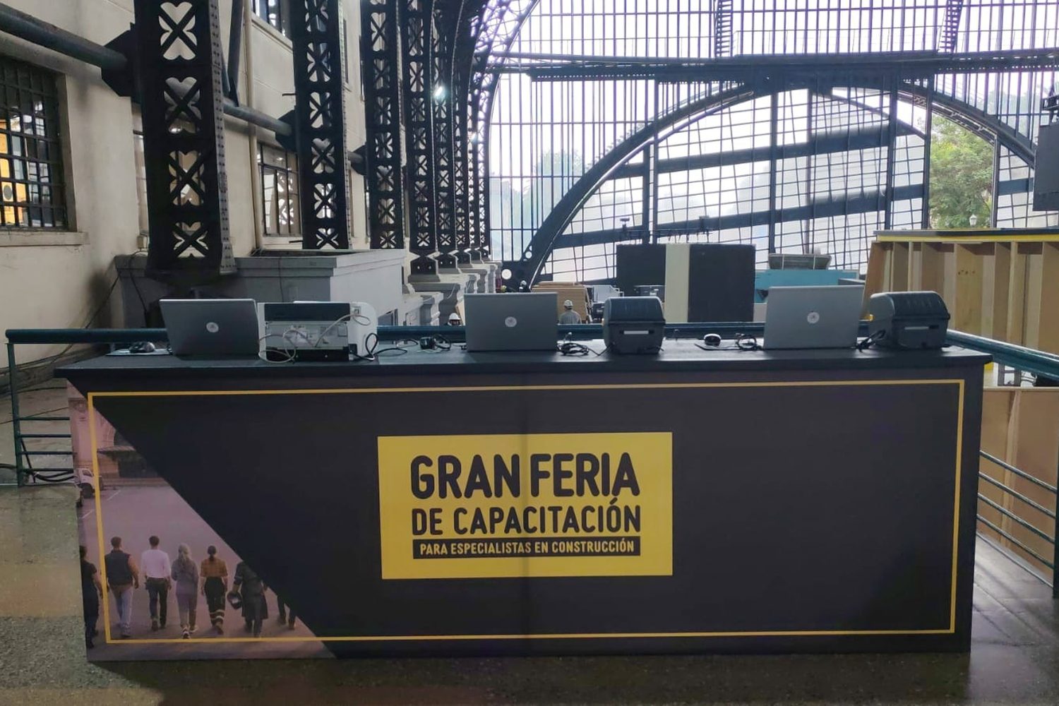 Computadores en feria de capacitación
