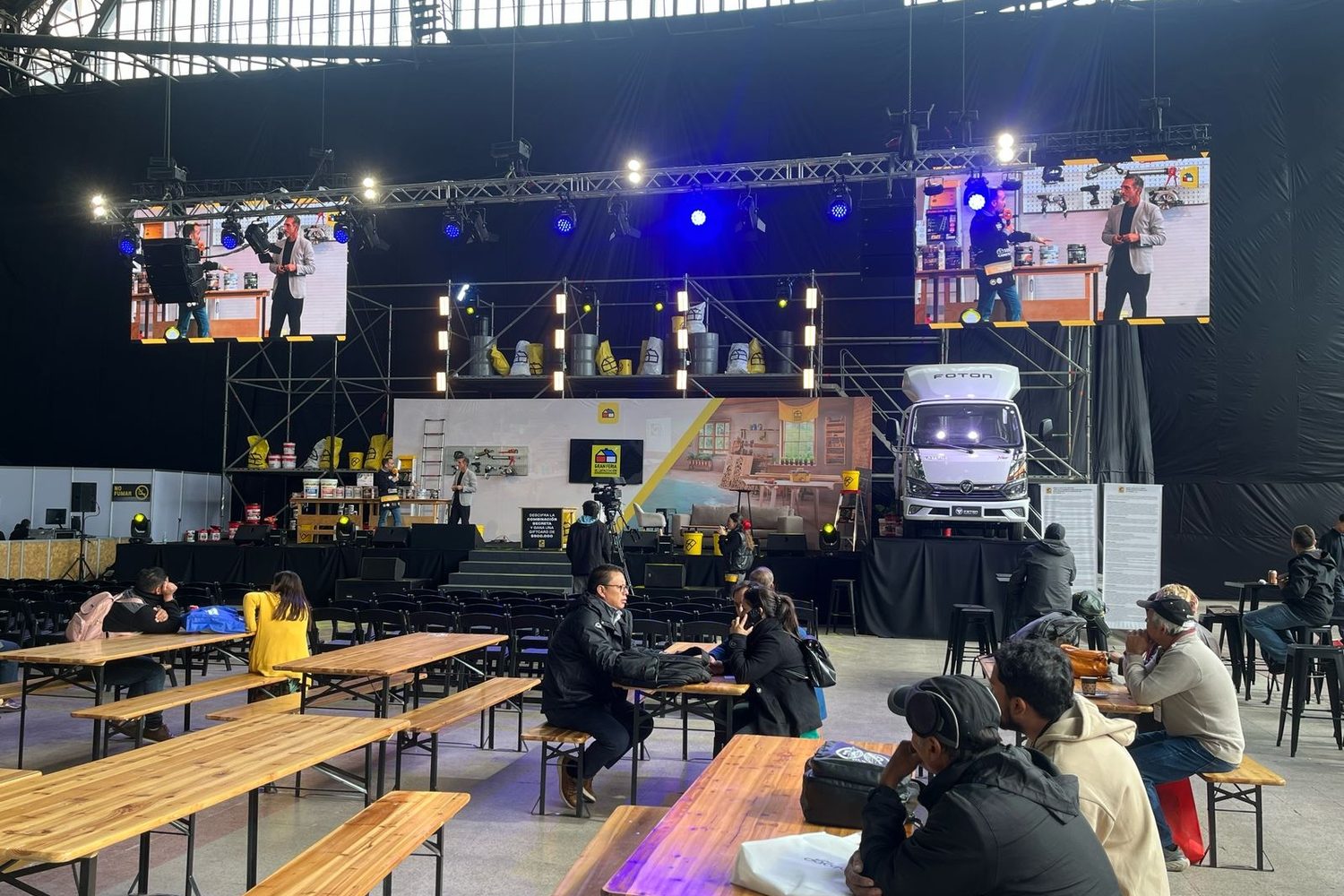 Escenario con pantallas LED, audio e iluminación
