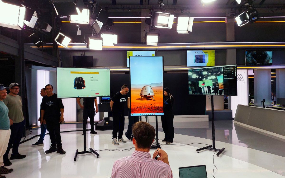 Set de televisión con pantallas y monitores