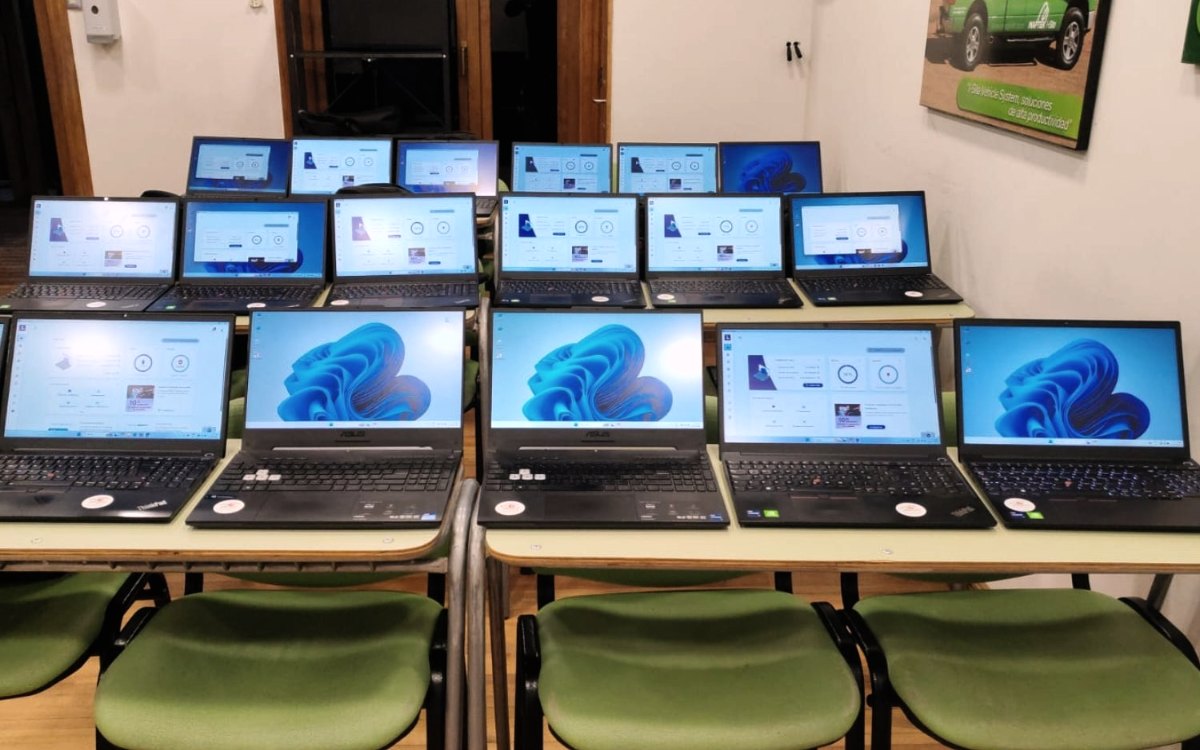 Notebooks instalados en una sala de capacitación