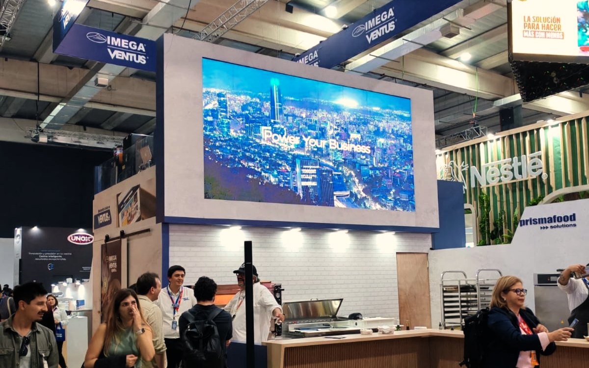 Stand con pantalla LED en una feria