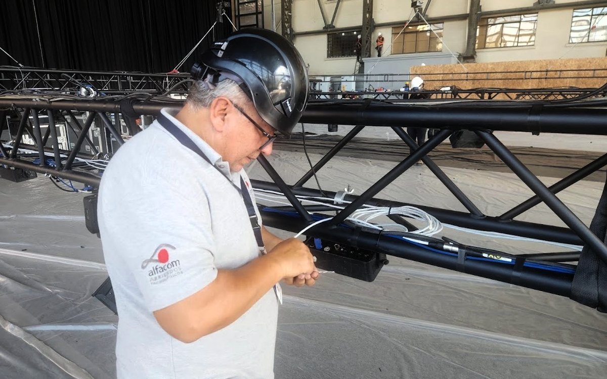 Técnico de Alfacom instalando la red de un evento