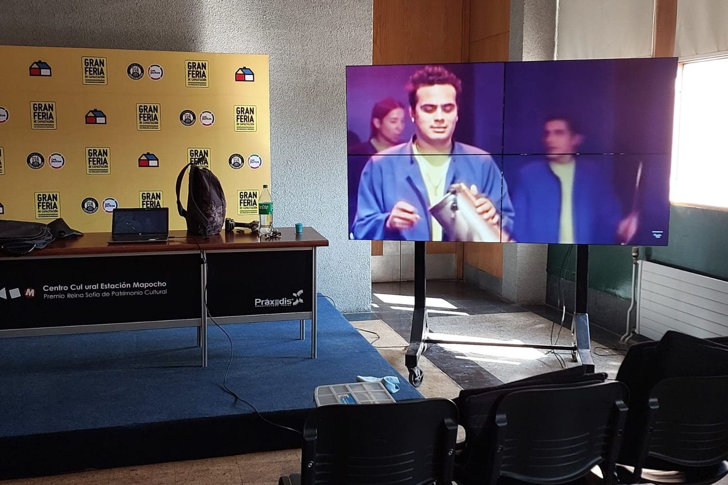 Pantalla con transmisión en evento