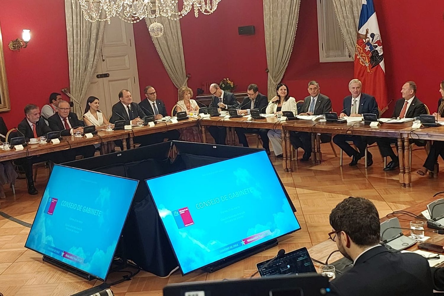 Pantallas en reunión de trabajo
