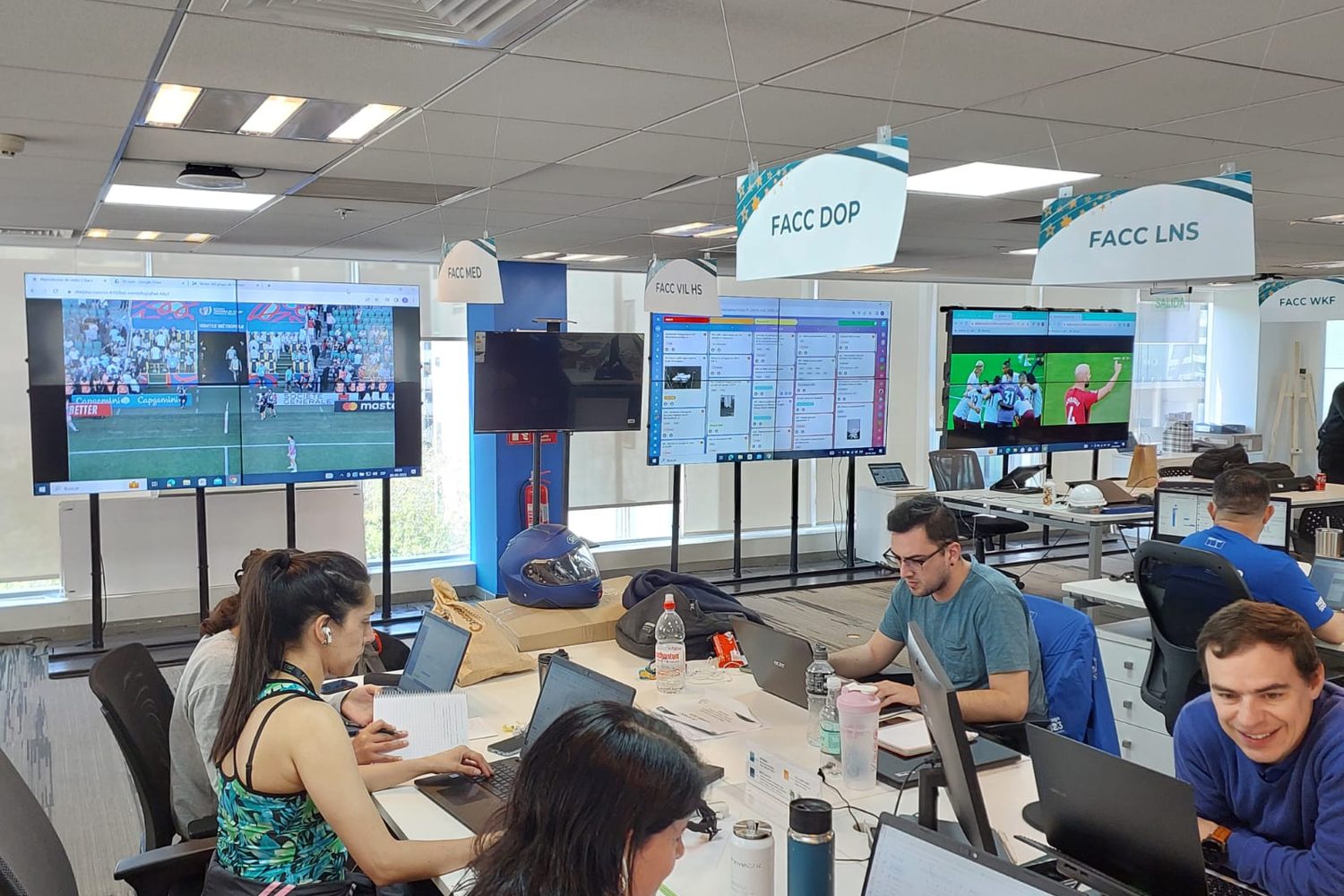 Sala de trabajo con pantallas