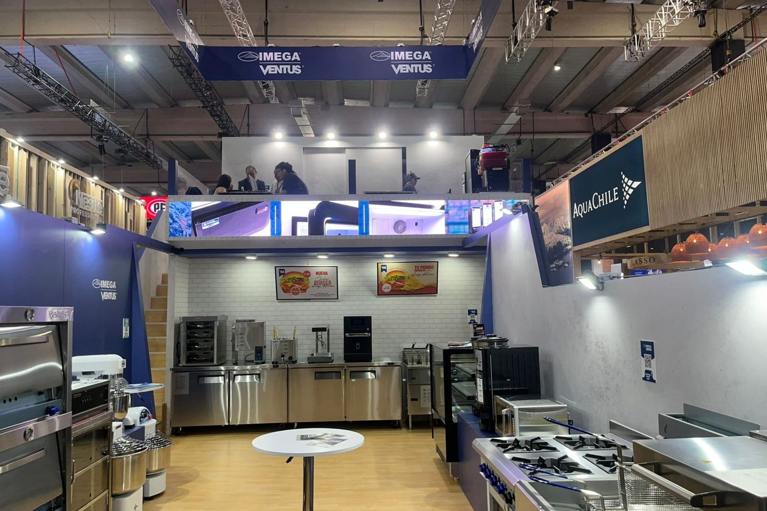 Stand con pantallas LED en feria