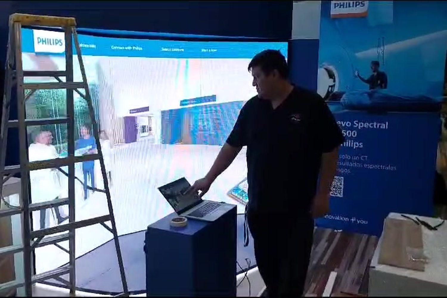 Tablet en stand con pantalla LED