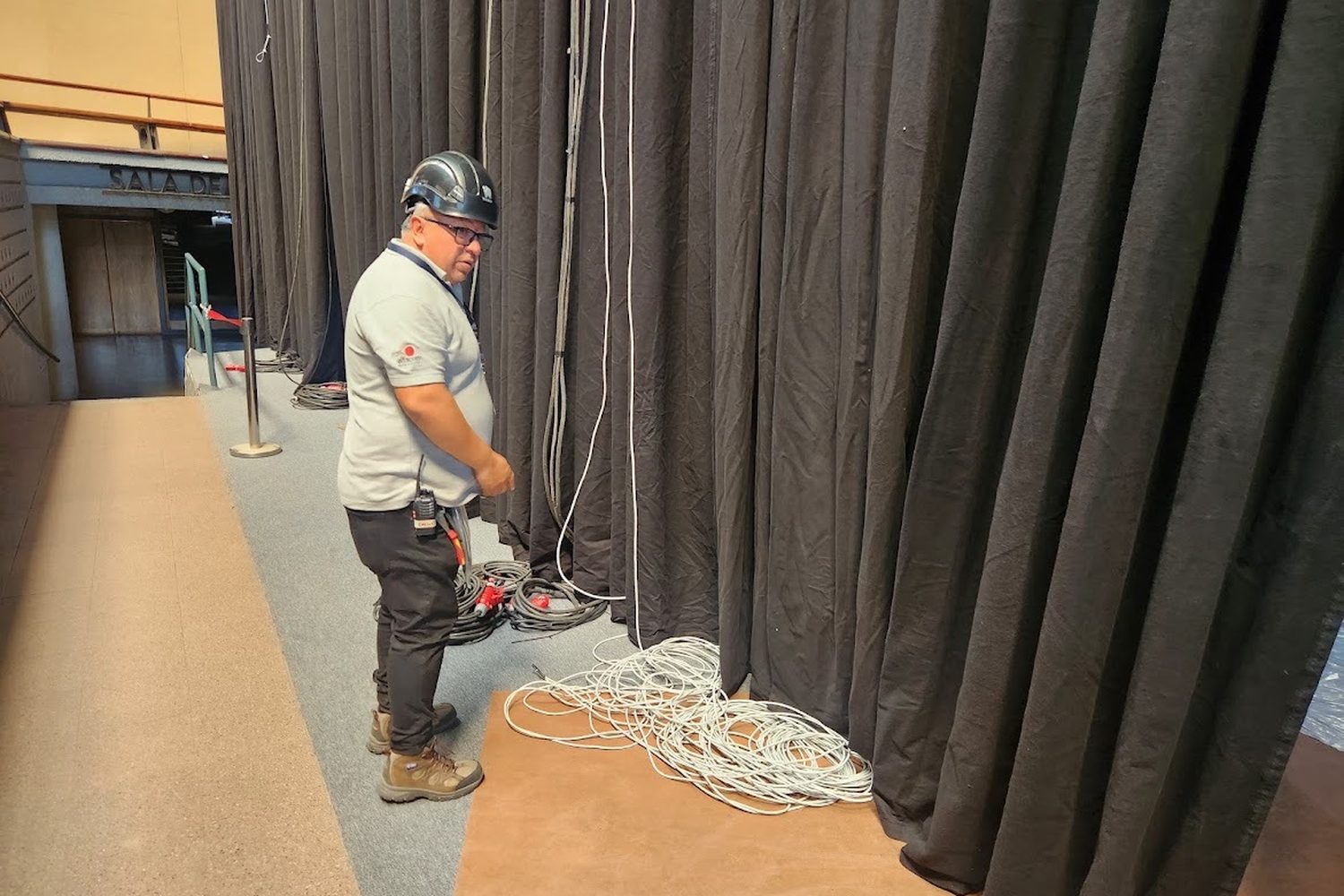 Técnico instalando cableado de red