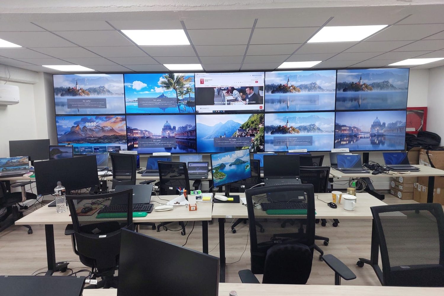 Centro de operaciones con computadores y video wall